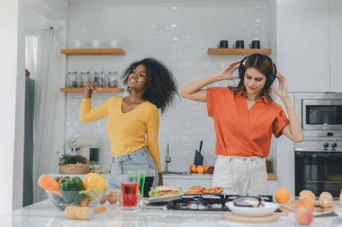 Gururlu LGBT Ailesi mutfakta, gülen surat. Evde aile yemeği hazırlıyorum. Mutlu gülümseyen aile mutfakta birlikte yemek yaparken eğleniyor. Aile hayatı. Birlikte mutluyuz, mutfakta yemek yapıyoruz..