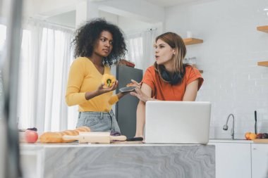 Gururlu LGBT Ailesi mutfakta, gülen surat. Evde aile yemeği hazırlıyorum. Mutlu gülümseyen aile mutfakta birlikte yemek yaparken eğleniyor. Aile hayatı. Birlikte mutluyuz, mutfakta yemek yapıyoruz..