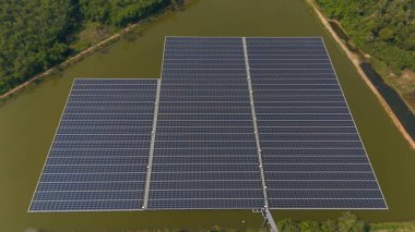 Yeşil enerji için güç panelleri. Gölde yüzen güneş panelleri ya da güneş pili platformu sistemi. Suyun üzerinde yüzen güneş panelleri ya da güneş pili platformu. Alternatif yenilenebilir enerji.