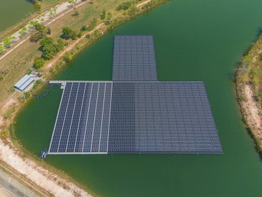 Yeşil enerji için güç panelleri. Gölde yüzen güneş panelleri ya da güneş pili platformu sistemi. Suyun üzerinde yüzen güneş panelleri ya da güneş pili platformu. Alternatif yenilenebilir enerji.