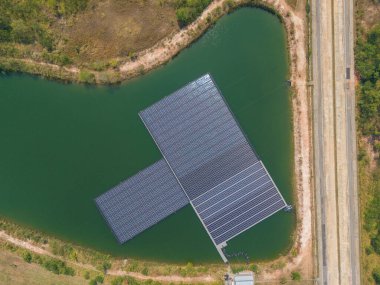 Yeşil enerji için güç panelleri. Gölde yüzen güneş panelleri ya da güneş pili platformu sistemi. Suyun üzerinde yüzen güneş panelleri ya da güneş pili platformu. Alternatif yenilenebilir enerji.