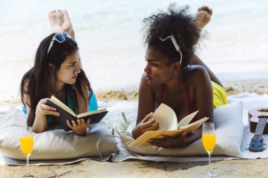 Yaz tatilinde kumsalda bir kadın. Tropik bir plajda güneşlenen güzel bir kız. Kumlu sahilde bikinili bir kadın turist. Cennetteki tropik plajda seksi bikinili kadın.