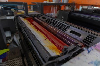 Ofset matbaa makineleri. Büyük baskı makinesi perspektifi. baskı makinesi silindirleri ve basım mürekkebi kabı. Ofset makinesi. Ofset press iyi kalite üretmek için tasarlanmış bir baskı makinesidir. 