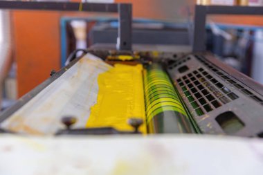 Ofset matbaa makineleri. Büyük baskı makinesi perspektifi. baskı makinesi silindirleri ve basım mürekkebi kabı. Ofset makinesi. Ofset press iyi kalite üretmek için tasarlanmış bir baskı makinesidir. 