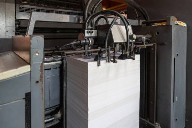 Matbaada basılı kağıtlar servis edilir. Ofset, CMYK. Ofset matbaa makineleri. Büyük yazdırma makinesi perspektifi. 