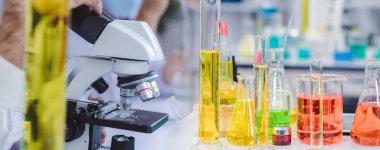 Bilimadamı ve bilim sınavındaki insanlar, deney ya da laboratuvar ödevi için test ya da grup projesi. Bilim laboratuarında çalışan bilim adamı ya da eczacı. Tıbbi Geliştirme Laboratuarı. 