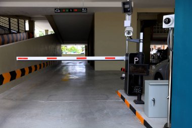 Otomatik giriş sistemi. Bina erişimi için güvenlik sistemi - geçiş gişesi ile bariyer kapısı duruşu, güvenlik kamerası