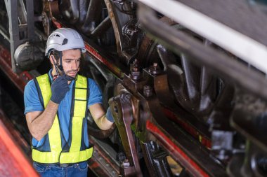 Mühendis inşaat sürecini ve tren istasyonundaki işleri kontrol ediyor. Tren istasyonundaki makineleri kontrol eden demiryolu mühendisi. Tren mühendisi konsepti