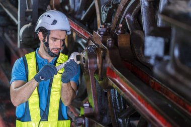 Mühendis inşaat sürecini ve tren istasyonundaki işleri kontrol ediyor. Tren istasyonundaki makineleri kontrol eden demiryolu mühendisi. Tren mühendisi konsepti
