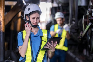Mühendis inşaat sürecini ve tren istasyonundaki işleri kontrol ediyor. Tren istasyonundaki makineleri kontrol eden demiryolu mühendisi. Tren mühendisi konsepti