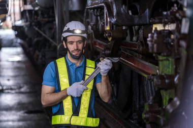Mühendis inşaat sürecini ve tren istasyonundaki işleri kontrol ediyor. Tren istasyonundaki makineleri kontrol eden demiryolu mühendisi. Tren mühendisi konsepti