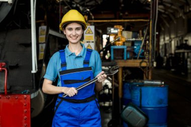 Mühendis inşaat sürecini ve tren istasyonundaki işleri kontrol ediyor. Tren istasyonundaki makineleri kontrol eden demiryolu mühendisi. Tren mühendisi konsepti