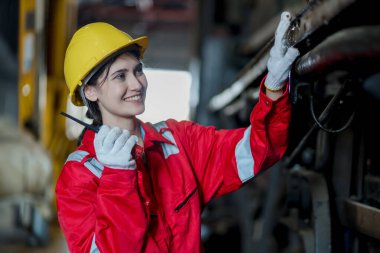 Mühendis inşaat sürecini ve tren istasyonundaki işleri kontrol ediyor. Tren istasyonundaki makineleri kontrol eden demiryolu mühendisi. Tren mühendisi konsepti