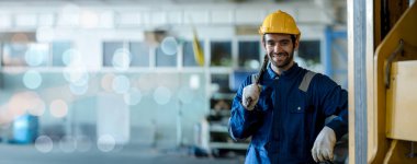 Mühendis inşaat sürecini ve tren istasyonundaki işleri kontrol ediyor. Tren istasyonundaki makineleri kontrol eden demiryolu mühendisi. Tren mühendisi konsepti