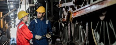 Mühendis inşaat sürecini ve tren istasyonundaki işleri kontrol ediyor. Tren istasyonundaki makineleri kontrol eden demiryolu mühendisi. Tren mühendisi konsepti