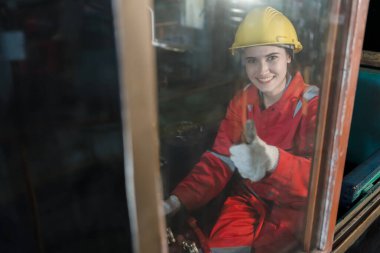 Mühendis inşaat sürecini ve tren istasyonundaki işleri kontrol ediyor. Tren istasyonundaki makineleri kontrol eden demiryolu mühendisi. Tren mühendisi konsepti