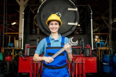 Mühendis inşaat sürecini ve tren istasyonundaki işleri kontrol ediyor. Tren istasyonundaki makineleri kontrol eden demiryolu mühendisi. Tren mühendisi konsepti