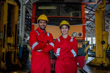 Mühendis inşaat sürecini ve tren istasyonundaki işleri kontrol ediyor. Tren istasyonundaki makineleri kontrol eden demiryolu mühendisi. Tren mühendisi konsepti