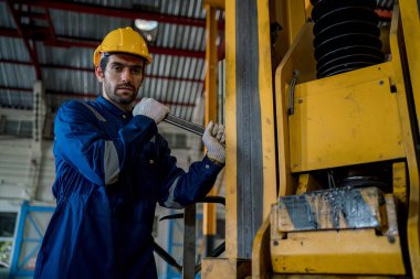 Mühendis inşaat sürecini ve tren istasyonundaki işleri kontrol ediyor. Tren istasyonundaki makineleri kontrol eden demiryolu mühendisi. Tren mühendisi konsepti