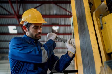Mühendis inşaat sürecini ve tren istasyonundaki işleri kontrol ediyor. Tren istasyonundaki makineleri kontrol eden demiryolu mühendisi. Tren mühendisi konsepti