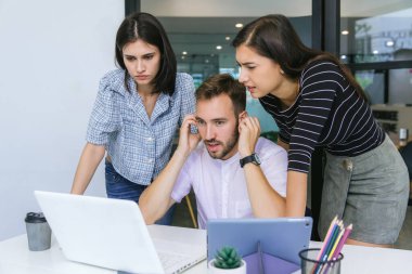 Modern Ofis 'te yeni bir başlangıç projesi üzerinde çalışan iş adamları. Muhtelif iş adamlarından oluşan bir grup bir ofisteki toplantı masasının etrafında birlikte çalışıyor.