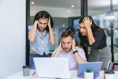 Modern Ofis 'te yeni bir başlangıç projesi üzerinde çalışan iş adamları. Muhtelif iş adamlarından oluşan bir grup bir ofisteki toplantı masasının etrafında birlikte çalışıyor.