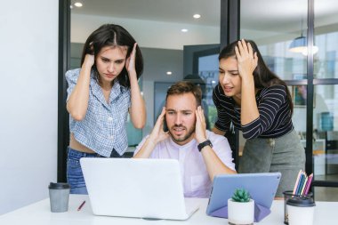 Modern Ofis 'te yeni bir başlangıç projesi üzerinde çalışan iş adamları. Muhtelif iş adamlarından oluşan bir grup bir ofisteki toplantı masasının etrafında birlikte çalışıyor.