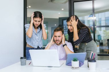 Modern Ofis 'te yeni bir başlangıç projesi üzerinde çalışan iş adamları. Muhtelif iş adamlarından oluşan bir grup bir ofisteki toplantı masasının etrafında birlikte çalışıyor.