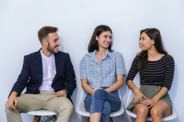 Modern Ofis 'te yeni bir başlangıç projesi üzerinde çalışan iş adamları. Muhtelif iş adamlarından oluşan bir grup bir ofisteki toplantı masasının etrafında birlikte çalışıyor.