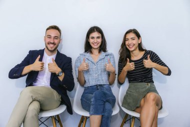 Modern Ofis 'te yeni bir başlangıç projesi üzerinde çalışan iş adamları. Muhtelif iş adamlarından oluşan bir grup bir ofisteki toplantı masasının etrafında birlikte çalışıyor.