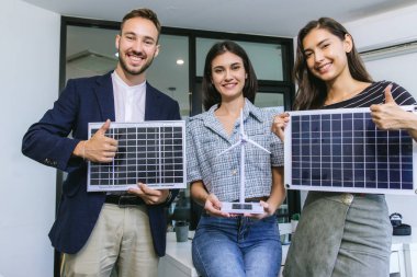 İş adamı güneş pili paneli teknolojisinde buluşuyor. İş adamları güneş enerjisi çevre kavramını tartışıyor. Yeşil alternatif enerji kavramı
