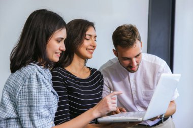 Modern Ofis 'te yeni bir başlangıç projesi üzerinde çalışan iş adamları. Muhtelif iş adamlarından oluşan bir grup bir ofisteki toplantı masasının etrafında birlikte çalışıyor.