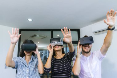 Ofisteki toplantı odasında sanal gerçeklik kulaklıkları olan iş adamları. İş adamı, sanal bir 3 boyutlu VR gözlük üzerinde beyin fırtınası yapıyor..