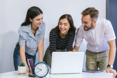 Modern Ofis 'te yeni bir başlangıç projesi üzerinde çalışan iş adamları. Muhtelif iş adamlarından oluşan bir grup bir ofisteki toplantı masasının etrafında birlikte çalışıyor.