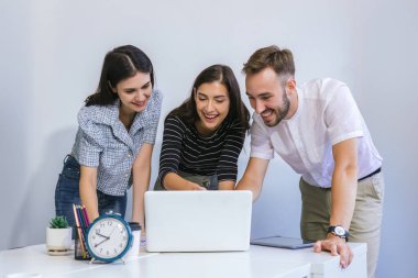 Modern Ofis 'te yeni bir başlangıç projesi üzerinde çalışan iş adamları. Muhtelif iş adamlarından oluşan bir grup bir ofisteki toplantı masasının etrafında birlikte çalışıyor.