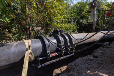 Plastik boruları ısıtma plakalarıyla kaynak yapan endüstriyel cihaz. Tarım endüstrisindeki ekin sulama için tüp su kaynağını bağlamak için beden eğitimi borusu. makine HDPE Borularına katıl