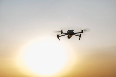 Drone güneş panelindeki yenilenebilir çatı enerjisindeki hasarı inceliyor. Mühendis müfettişler inşaat alanını incelemek ve incelemek için İHA kullanın.