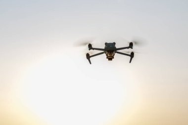 Drone güneş panelindeki yenilenebilir çatı enerjisindeki hasarı inceliyor. Mühendis müfettişler inşaat alanını incelemek ve incelemek için İHA kullanın.