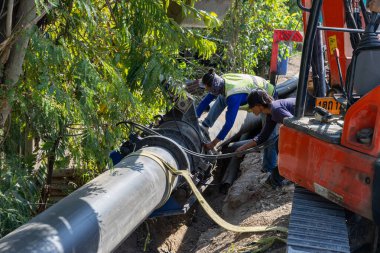 Plastik boruları ısıtma plakalarıyla kaynak yapan endüstriyel cihaz. Tarım endüstrisindeki ekin sulama için tüp su kaynağını bağlamak için beden eğitimi borusu. makine HDPE Borularına katıl