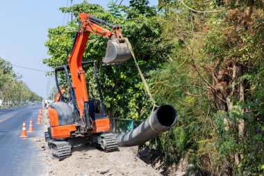 Yeraltında yeni su boruları olan bir inşaat alanı. Sokak kentinde tamir edilecek ya da restore edilecek kanalizasyon boruları