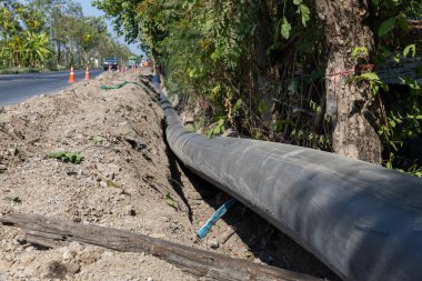 Yeraltında yeni su boruları olan bir inşaat alanı. Sokak kentinde tamir edilecek ya da restore edilecek kanalizasyon boruları