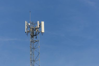 İletişim kulesinin tepesinde. Radyo anten kulesi, mikrodalga anten kulesi açık gökyüzü arka planında. Kablosuz teknoloji konsepti. iletişim geliştirme kavramı.