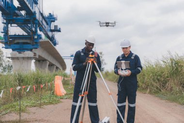 Mühendis müfettişler inşaat alanında araştırma yapmak için İHA kullanıyor. Araştırmacılar ya da kaşifler inşaat alanlarını görmek ya da güvenliği kontrol etmek için İHA 'ları kullanıyor