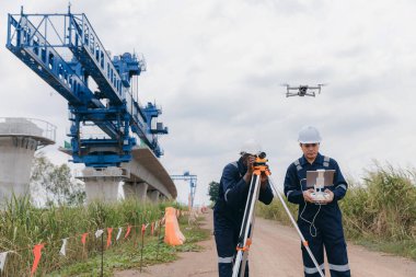 Mühendis müfettişler inşaat alanında araştırma yapmak için İHA kullanıyor. Araştırmacılar ya da kaşifler inşaat alanlarını görmek ya da güvenliği kontrol etmek için İHA 'ları kullanıyor