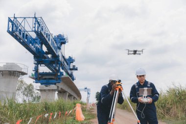 Mühendis müfettişler inşaat alanında araştırma yapmak için İHA kullanıyor. Araştırmacılar ya da kaşifler inşaat alanlarını görmek ya da güvenliği kontrol etmek için İHA 'ları kullanıyor