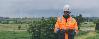 Tarım arazisindeki güneş panellerini kontrol eden mühendis. Olay yerinde güneş panellerini inceleyen mühendis. Teknisyenler tarım alanındaki güneş enerjili voltaik panelleri tamir ediyorlar. temiz enerji