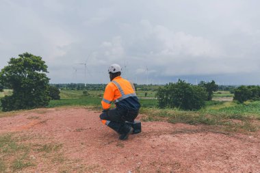 Tarım arazisindeki güneş panellerini kontrol eden mühendis. Olay yerinde güneş panellerini inceleyen mühendis. Teknisyenler tarım alanındaki güneş enerjili voltaik panelleri tamir ediyorlar. temiz enerji