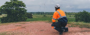 Tarım arazisindeki güneş panellerini kontrol eden mühendis. Olay yerinde güneş panellerini inceleyen mühendis. Teknisyenler tarım alanındaki güneş enerjili voltaik panelleri tamir ediyorlar. temiz enerji