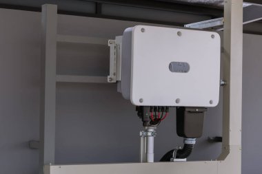 Elektrik odasındaki güneş panelini çevir. Güneş pili PV ızgara döşeme tertibatının elektrik kontrol dolabı. Yenilik teknolojisiyle elektrik faturasını kurtar.