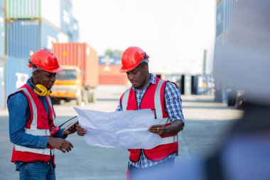 Ustabaşı ya da işçi konteyner kargo alanında çalışıyor. Konteynırdaki malları kontrol ediyor. Ustabaşı ya da işçi konteynırları kontrol ediyor. Lojistik ve nakliye